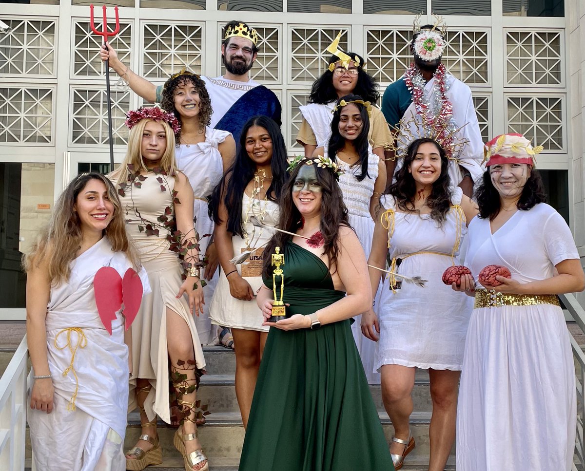 jennyhsieh5's tweet photo. Happy Halloween from the Hsieh lab #Hsiehnanigans #DeadGreekGods 👻🎃☠️ https://t.co/EVLkx5WTMR