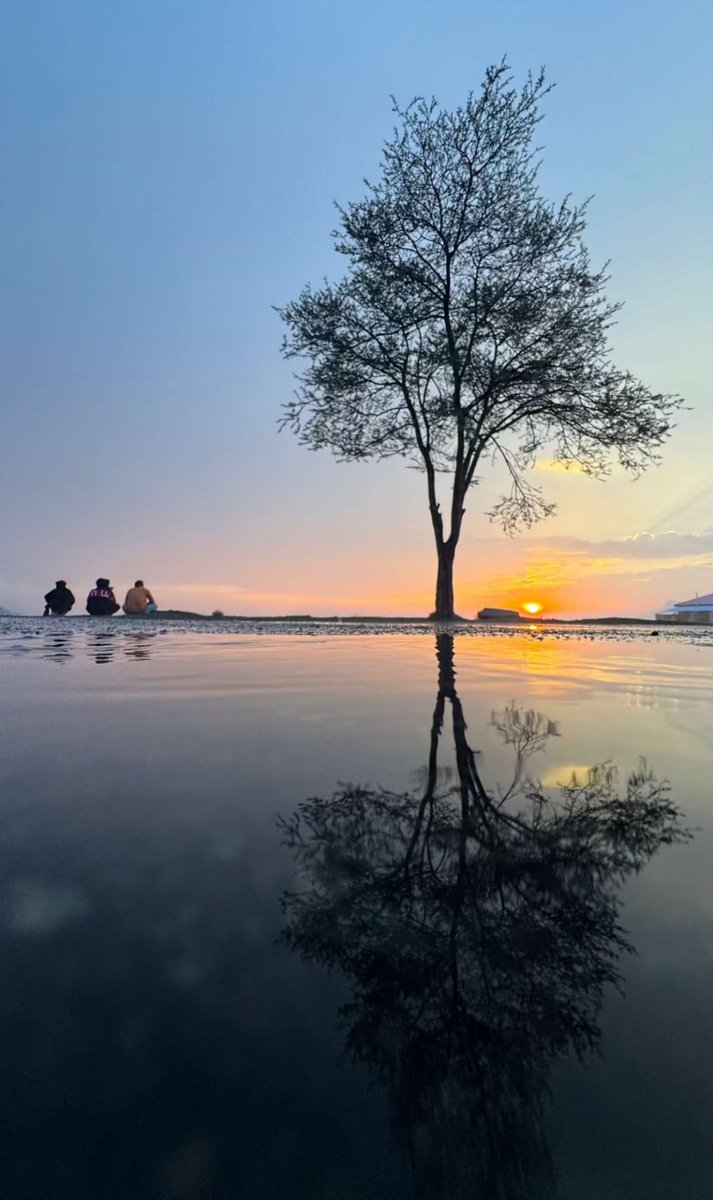 الجو له شغل بالإحساس
 هالشي انا مجربه والله 

بالغيم اسامح جميع الناس 
و بالعج أدور  على الزلة