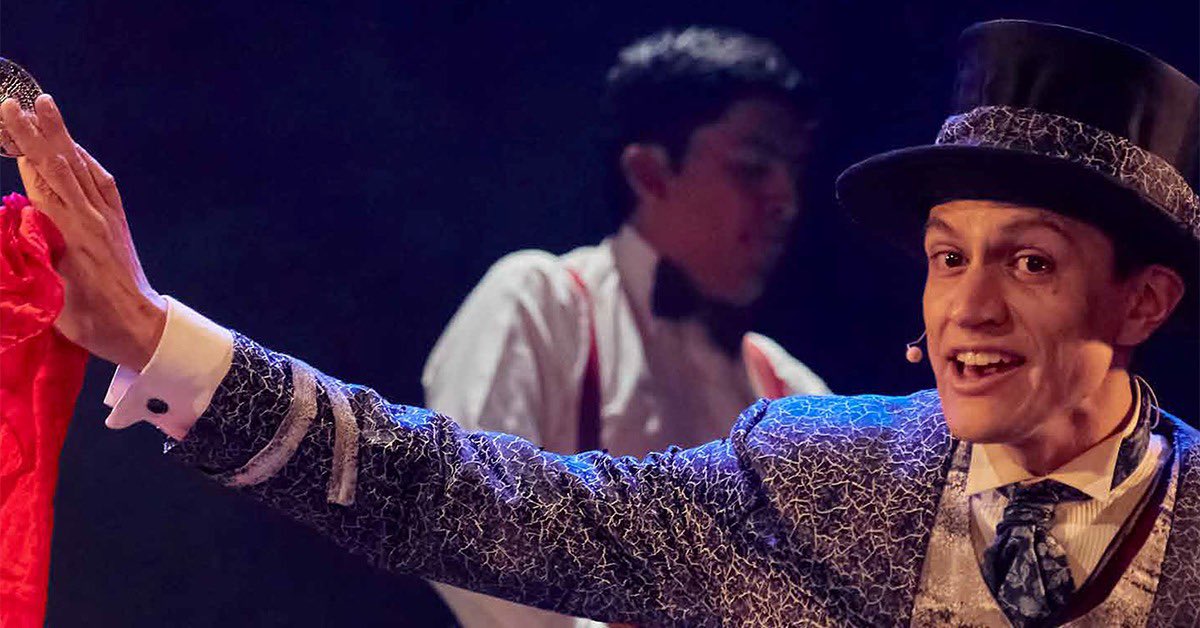 "La desilusión de la ilusión" es cómica y crítica; mezcla magia, teatro, música y comedia para explorar la delgada línea entre la fantasía y la realidad. Lee la reseña se Guillermo Bejarano (<a href="/guillermobejar4/">Guillermo Becerril</a>) 👉 bit.ly/3C3QhVg