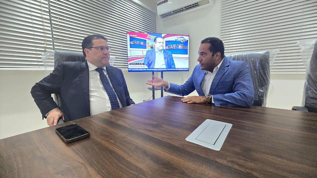 SalvadorHolguin's tweet photo. Hoy recibí en mi despacho una visita distinguida de mi amigo, hermano y casi compadre Eduardo Sanz Lovaton (Yayo) Director de Aduanas, en este encuentro me habló de los logros y proyectos que está ejecutando bajo la visión y encomienda del señor presidente de la República Luis Rodolfo Abinader, logrando con esto la eficientización del sector aduanero, el comercio y el país, garantizando la fluidez y rapidez con el despacho 24 horas, con la modernización y tecnificación de la institución. 

En su visita al Grupo de medios Hilando Fino, el director de Aduanas Eduardo Sanz Lovaton observó las nuevas instalaciones de nuestro multimedio, el cual será inaugurado en los próximos días para apoyar y proyectar a nuestros amigos, aliados y colaboradores, pensando siempre en la libertad de expresión, difusión del pensamiento, la democracia dominicana.

Como periodista y empresario de la comunicación, sigo apostando a la eficiencia, transparencia, honestidad e institucionalidad de la República Dominicana, que es lo mismo que hacerlo por mí, por nuestras familias, relacionados y aliados.