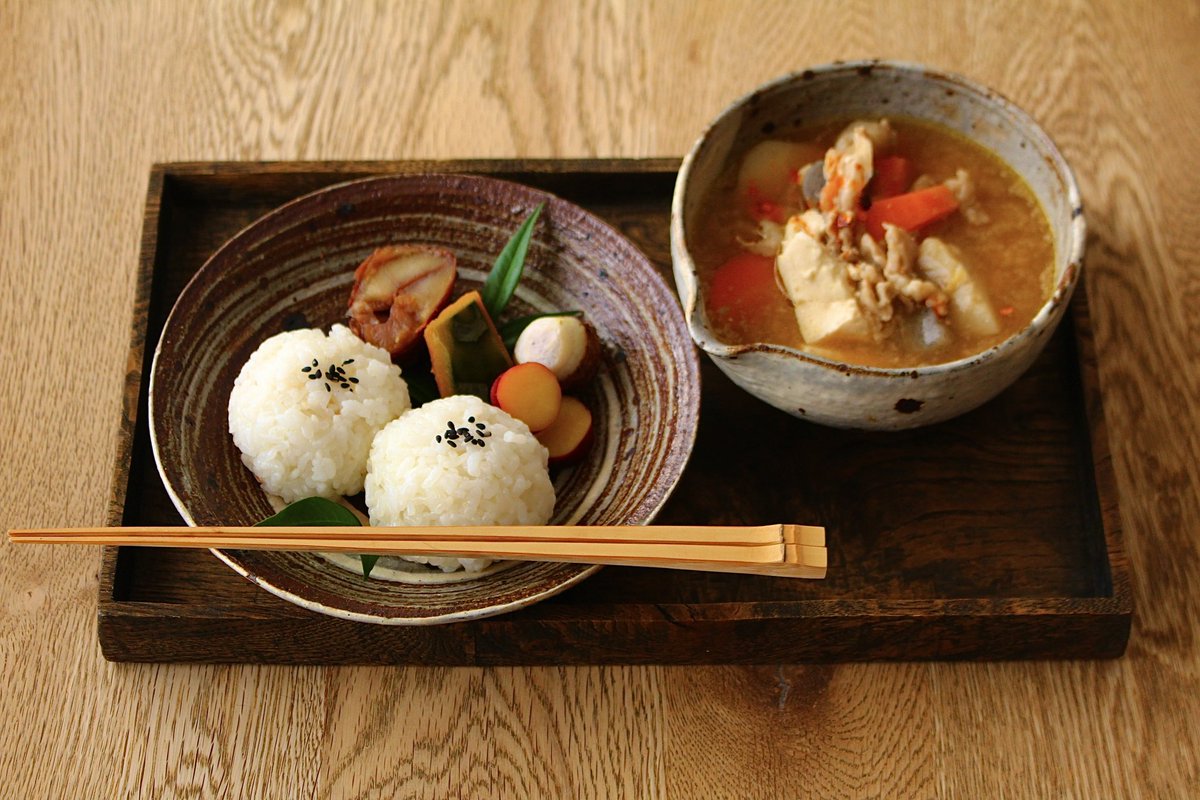 おはようございます。
今日の朝ごはん。
鮭おにぎりにあつあつの豚汁たっぷり。
豚汁には、あたらしい日常料理ふじわらさんのおいしい唐辛子入れるのが1番好き、あったまった◎