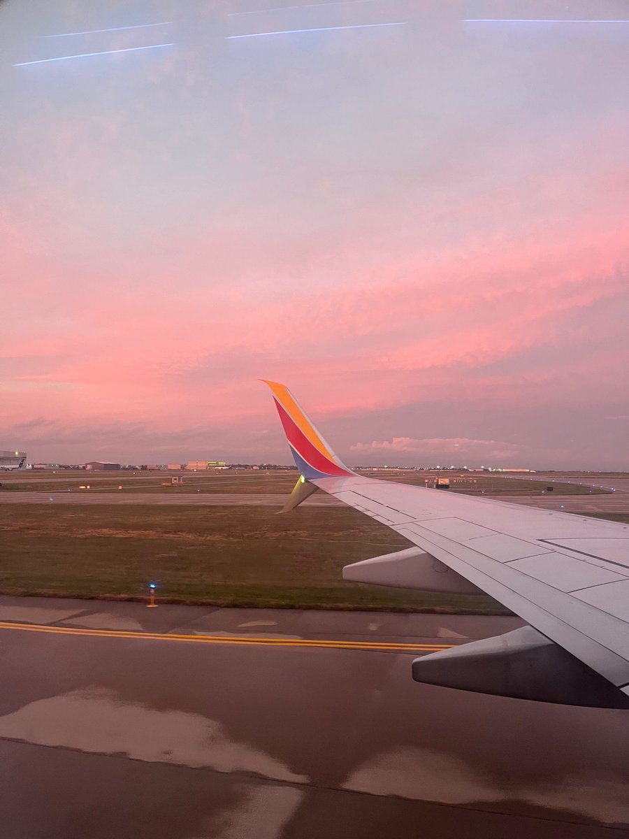 KimMackrill's tweet photo. @JudMackrill @TorieHappe @taylorswift13 @SouthwestAir Indy served up purple pink skies for us all! https://t.co/50I6qb1k6a