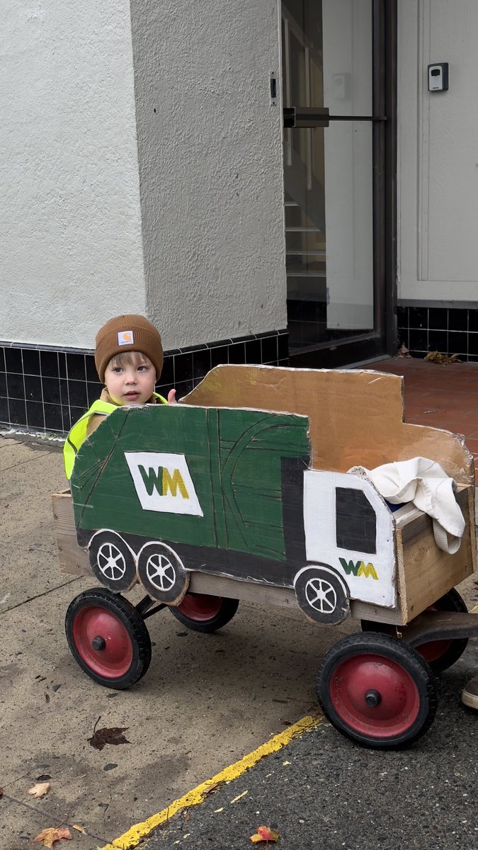 HennesseyBonnie's tweet image. 1st place costume on the Oregon Coast #MAGA #wearenotgarbage