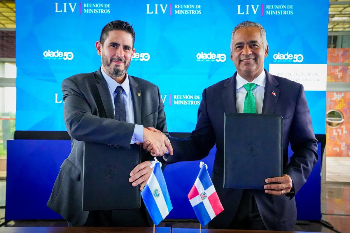 CEL_ElSalvador's tweet photo. ¡Fortaleciendo alianzas! 🇸🇻🤝🏻🇩🇴

Hoy nuestro titular @daalvarezc firmó un Acuerdo de Cooperación con el Ministerio de @energiayminasrd de República Dominicana, para potenciar estudios detallados para evaluar el potencial hidrocarburífero en El Salvador.

Bajo la visión del Presidente @nayibbukele estamos garantizando la seguridad energética de los salvadoreños.