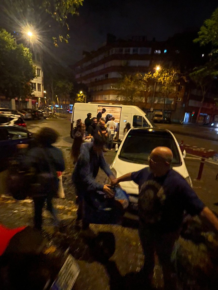 🙏 Moltíssimes gràcies per la col·laboració! Ja hem carregat totes les donacions a la furgoneta i demà marxen cap al País Valencià a ajudar les persones afectades per la DANA.  

⚠️ SEGUIM RECOLLINT:
1, 2 i 3 de novembre entre les 11 i les 18 h. 

📍 C/ Bilbao, 212 (Barcelona)