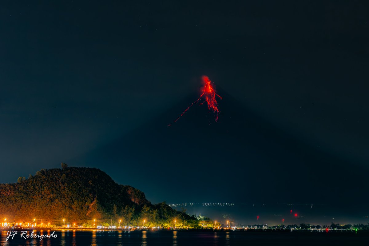 jfrsef_'s tweet photo. This photo was taken last year when Mayon Volcano was on a high alert level status. Since I didn't have any telephoto, I just maximized the gear/lens that I have. Even at her hostile state, it was still mesmerizing view. 

#fyp #mayon #daragangmagayon #wheninalbay https://t.co/9i77fmWyuY