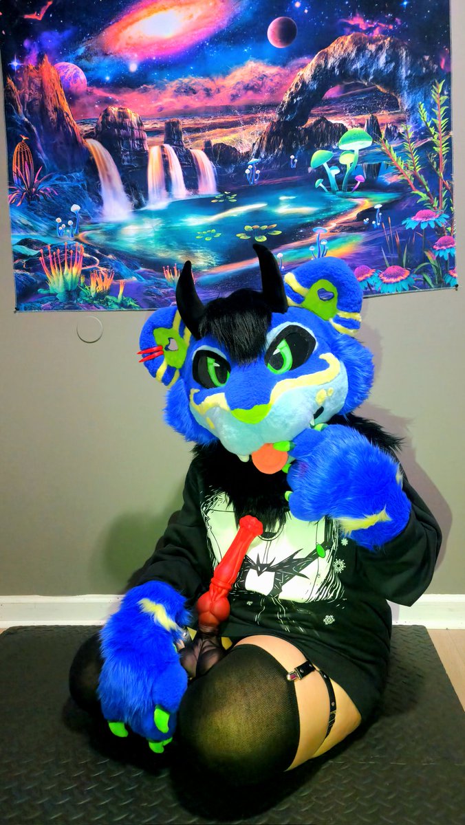 NavinSabertooth's tweet photo. Just showing off my toy 🥴🤭
☆
☆
#furry #furry #furries #nsfw #fursuiter #gay #Lewd #dildos #dildo https://t.co/WVV6yDEFL5
