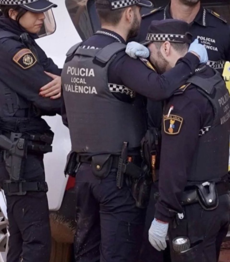 UniCatolicos_es's tweet photo. Señor, eres nuestra fortaleza en la adversidad. Que todos aquellos afectados sientan tu protección en medio del desastre.

Mientras las tragedias desafían nuestros corazones, abrázanos con tu amor y bondad. https://t.co/ovutqSMPii