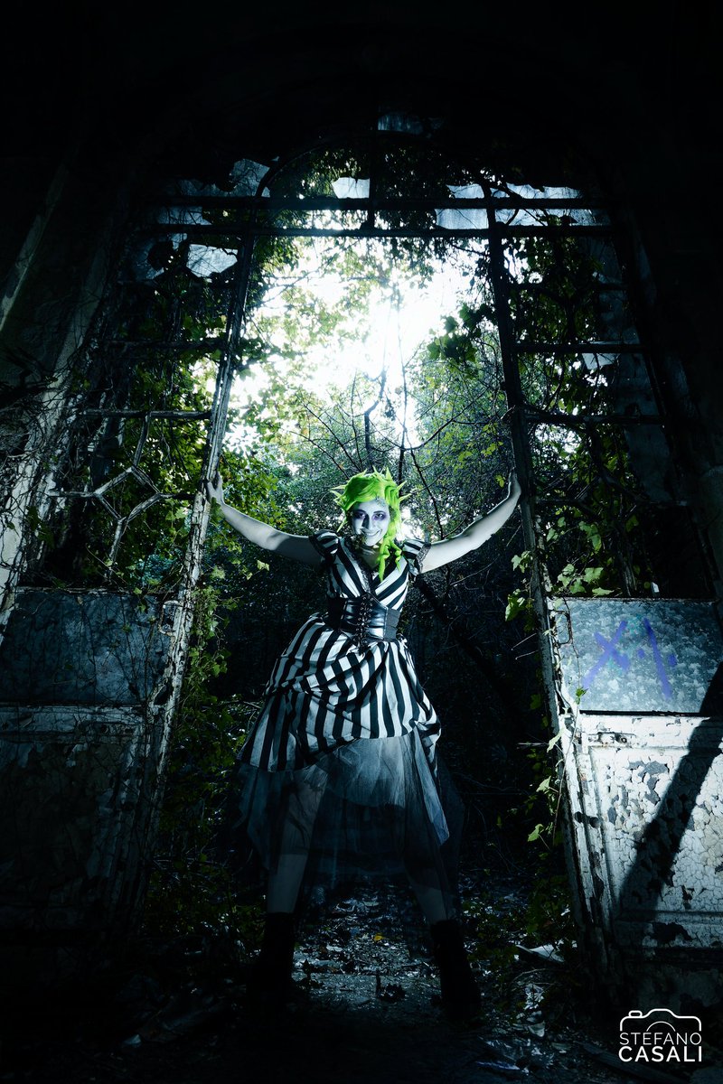 TheLadyofDLake's tweet photo. ⚰️ Say my name 3 times! ⚰️
👻Happy Halloween sweethearts👻
#cosplay #Beetlejuice #beetlejuicemusical #photographychallenge #Halloween #halloween2024 https://t.co/2HGU2Vwkx4