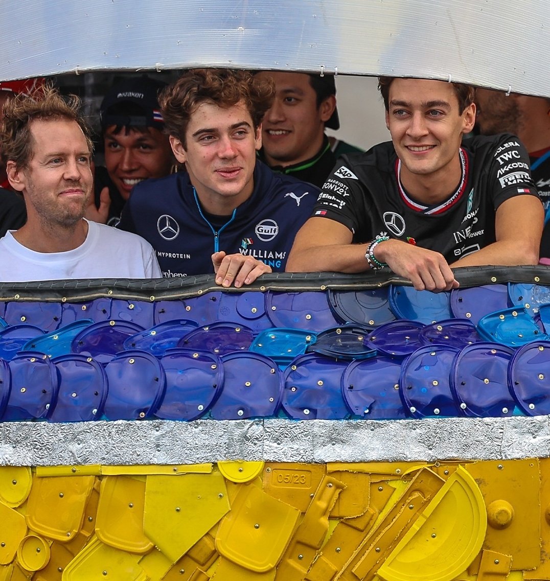 Sebastian Vettel, Franco Colapinto y George Russell en el palco de La Bombonera, viendo a Boca Juniors