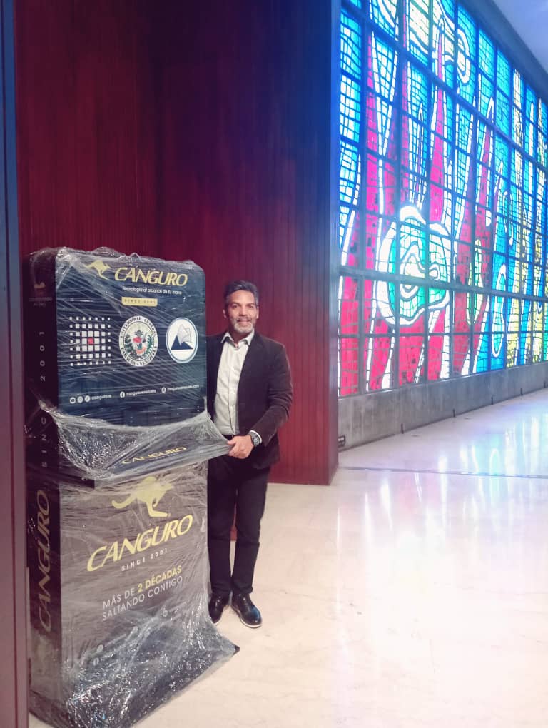 ¡Gracias a nuestros aliados !
<a href="/CanguroVe/">CanguroVe</a>  por la  donación de una Unidad de Carga, nuestra comunidad universitaria podrá cargar sus dispositivos móviles de manera oportuna y segura dentro de los espacios de Biblioteca Central UCV.

¡ Agregando mejor atención a nuestros usuarios!