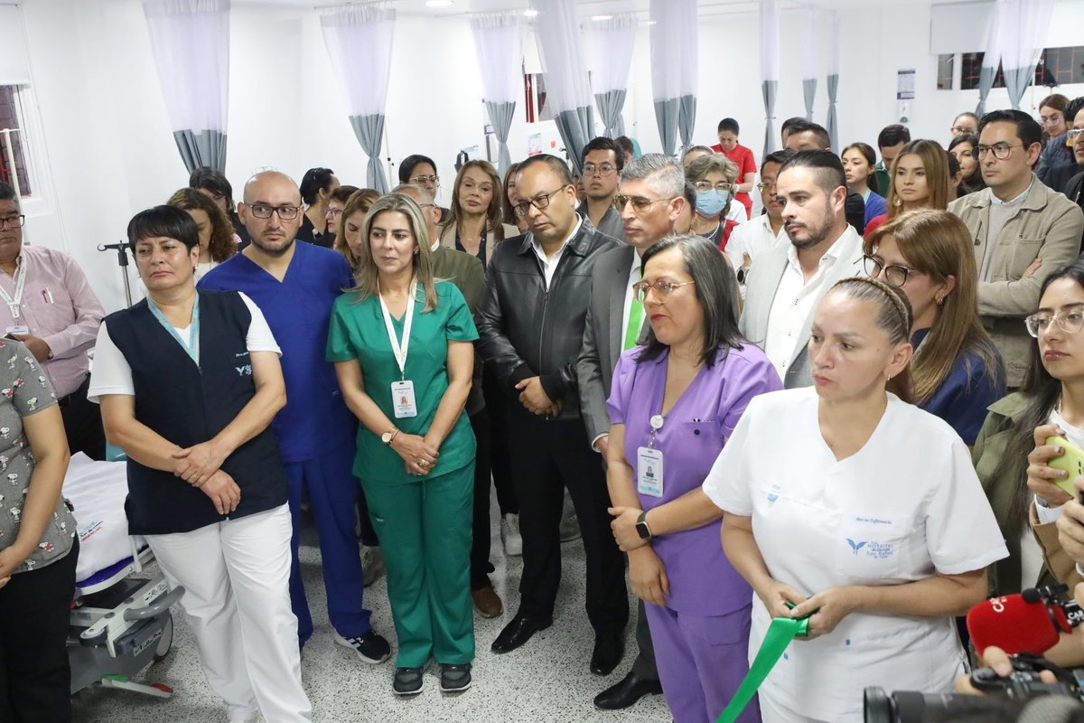 CarlosAmayaR's tweet photo. Seguimos fortaleciendo el @HSanRafaelTunja para tener una #BoyacáGrande 💚💜🤍 con atención en salud digna para nuestra gente. 

Por eso, acabamos de abrir dos nuevos espacios:

✅ Una sala de reanimación con capacidad para atender 5️⃣ pacientes en estado crítico. En esta área también tenemos servicio de procedimientos, yeso y sutura. 

✅ Una sala de observación en urgencias con 1️⃣4️⃣ camillas. ¡Queremos una atención humanizada y cómoda para todos y todas! 

Reconocemos el compromiso y la entrega del gerente @germpertuz y el personal de salud de esta institución que tanto queremos. 

¡Gracias por servirle a Boyacá con tanto amor!
