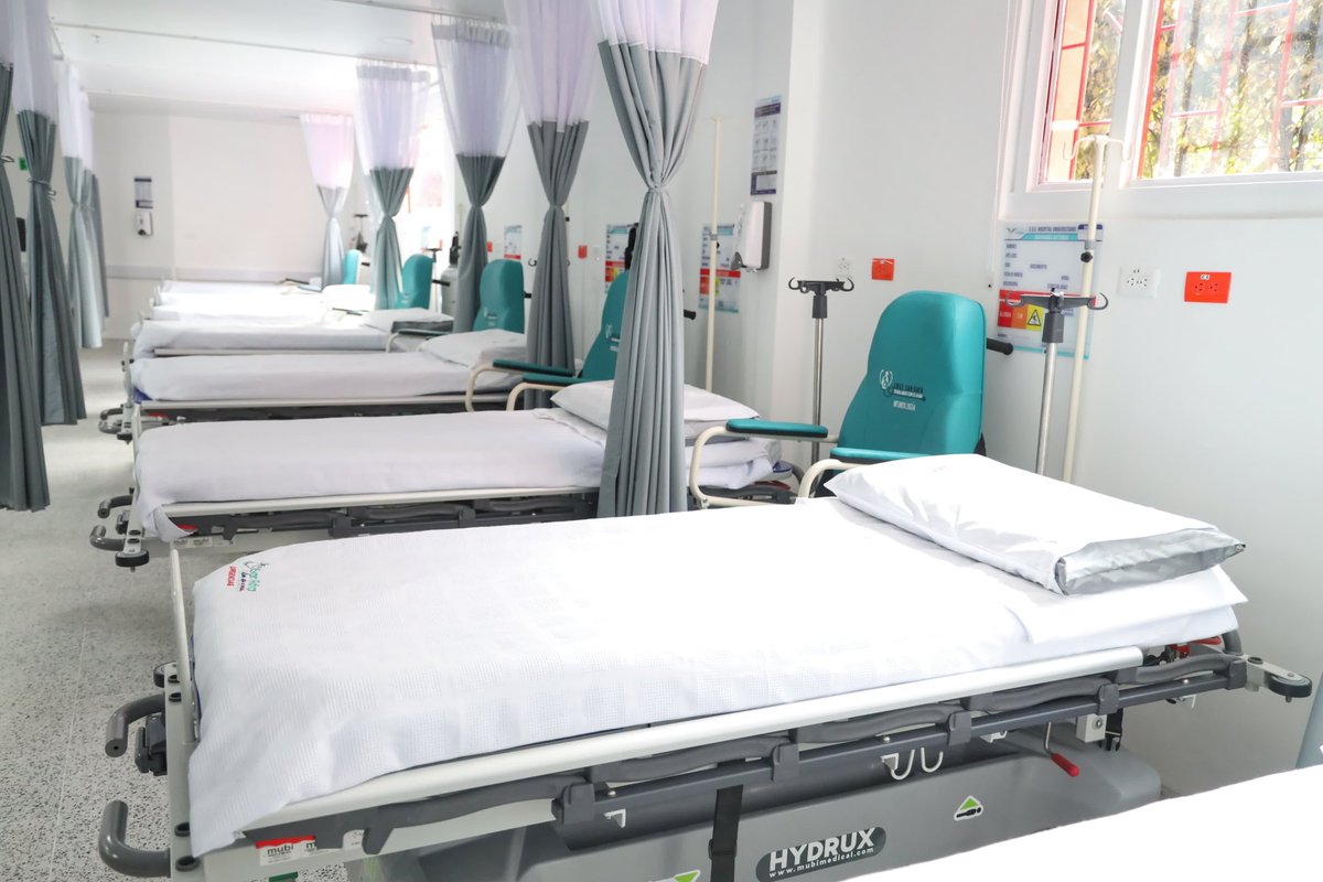 CarlosAmayaR's tweet photo. Seguimos fortaleciendo el @HSanRafaelTunja para tener una #BoyacáGrande 💚💜🤍 con atención en salud digna para nuestra gente. 

Por eso, acabamos de abrir dos nuevos espacios:

✅ Una sala de reanimación con capacidad para atender 5️⃣ pacientes en estado crítico. En esta área también tenemos servicio de procedimientos, yeso y sutura. 

✅ Una sala de observación en urgencias con 1️⃣4️⃣ camillas. ¡Queremos una atención humanizada y cómoda para todos y todas! 

Reconocemos el compromiso y la entrega del gerente @germpertuz y el personal de salud de esta institución que tanto queremos. 

¡Gracias por servirle a Boyacá con tanto amor!