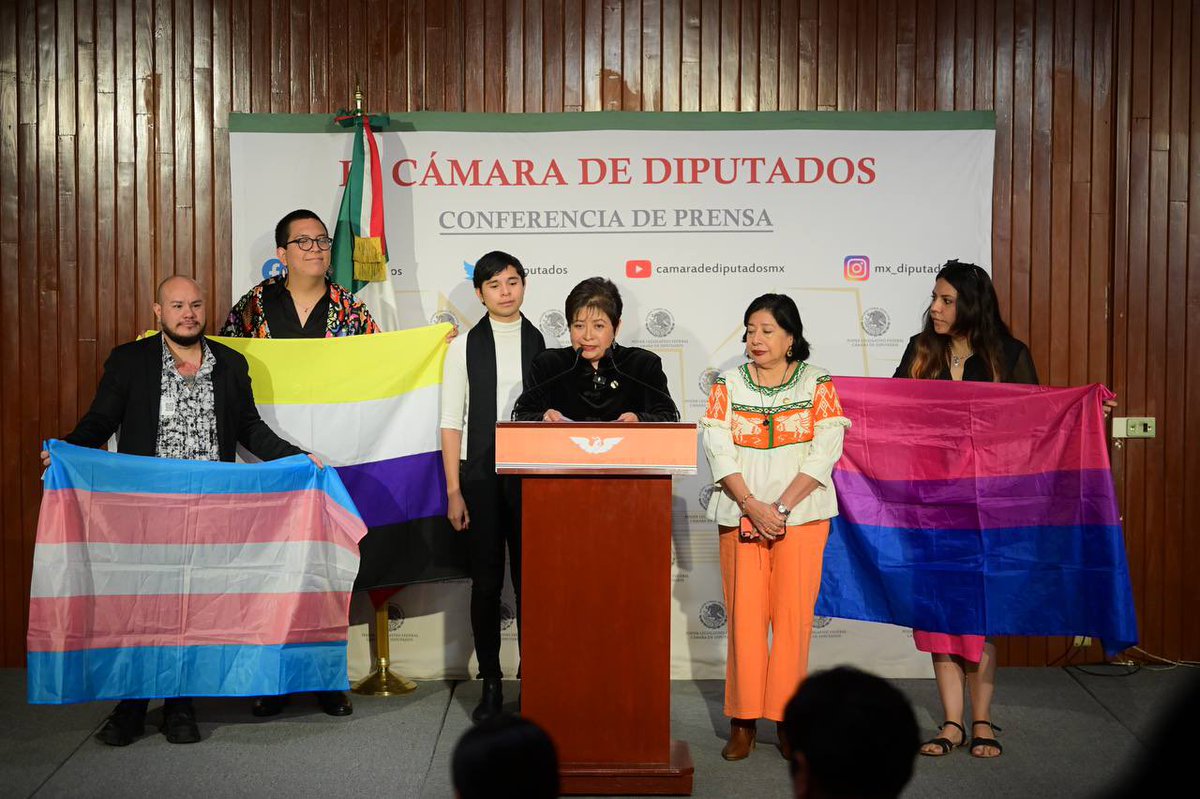 PatriciaMercado's tweet photo. Las poblaciones LGBTIQ+ necesitan una reforma al artículo 1 constitucional para una mayor protección de sus derechos.

Respaldo a mi compañera diputada @LauraDDHH en la iniciativa que presentó para que la categoría protegida sea por orientación sexual y no por “preferencia sexual” como está en el texto vigente, además de agregar identidad de género y expresión de género.

En el Senado me tocó presentar la iniciativa junto a mi compañero @ClementeCH, producto del Parlamento Juvenil LGBTIQ+ que realizamos en 2022 junto a @LGBTrightsmx. 

Hoy más que nunca tenemos que reforzar el marco legal de derechos humanos.