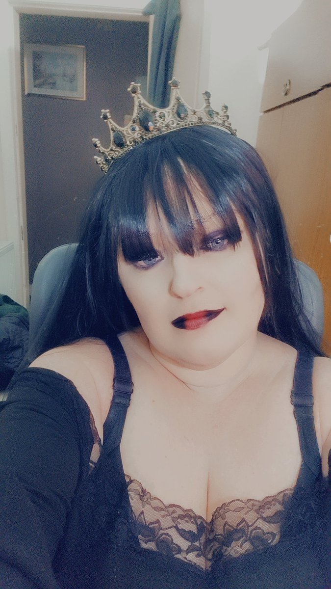 veronica_25's tweet photo. Halloween look this year for my stream. Glad the wig is off now 😂 https://t.co/LvPxNTSSqn