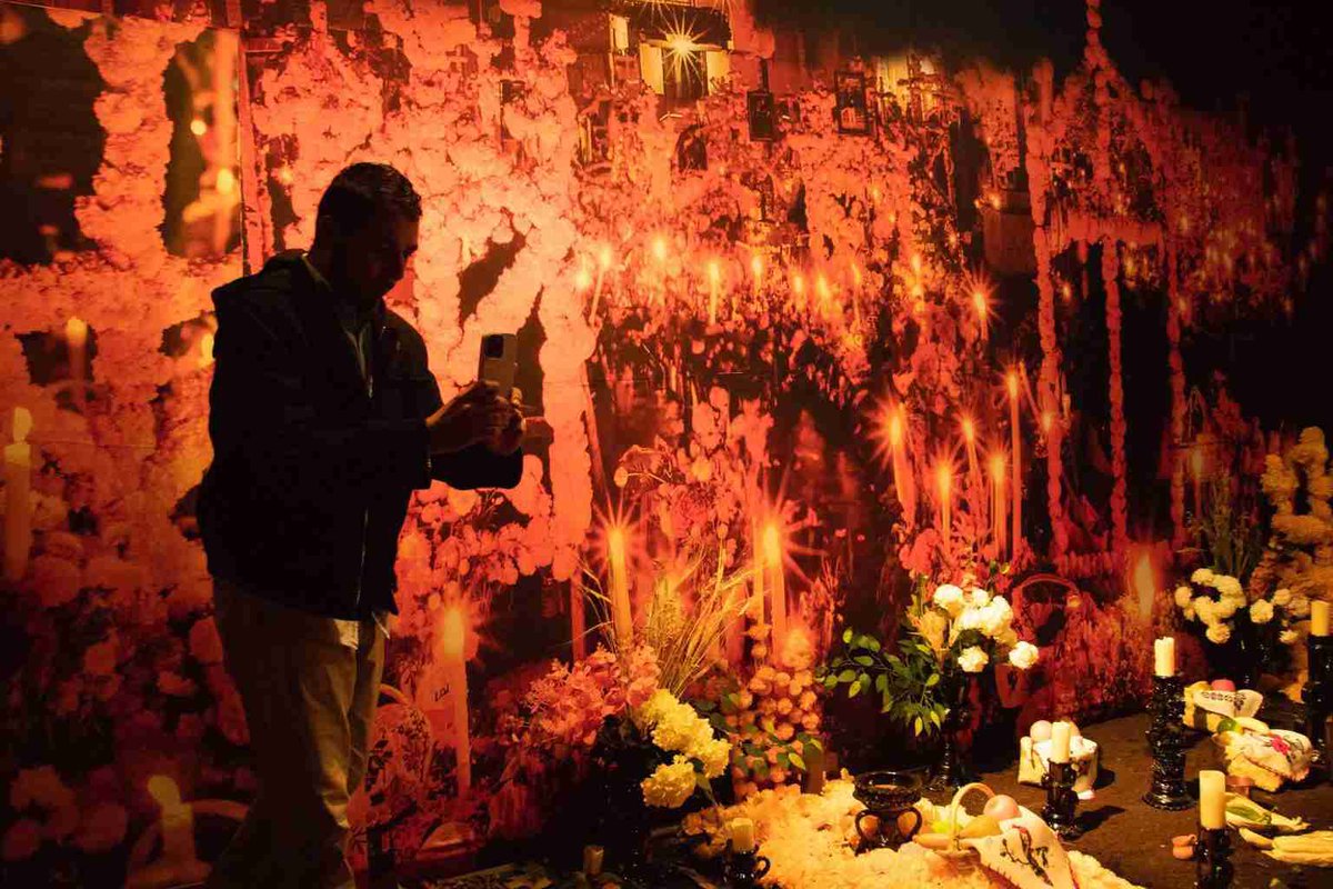 Me siento muy feliz porque una de mis fotografías de día de muertos fue utilizada para el altar de la embajada de México en España 🧡📸