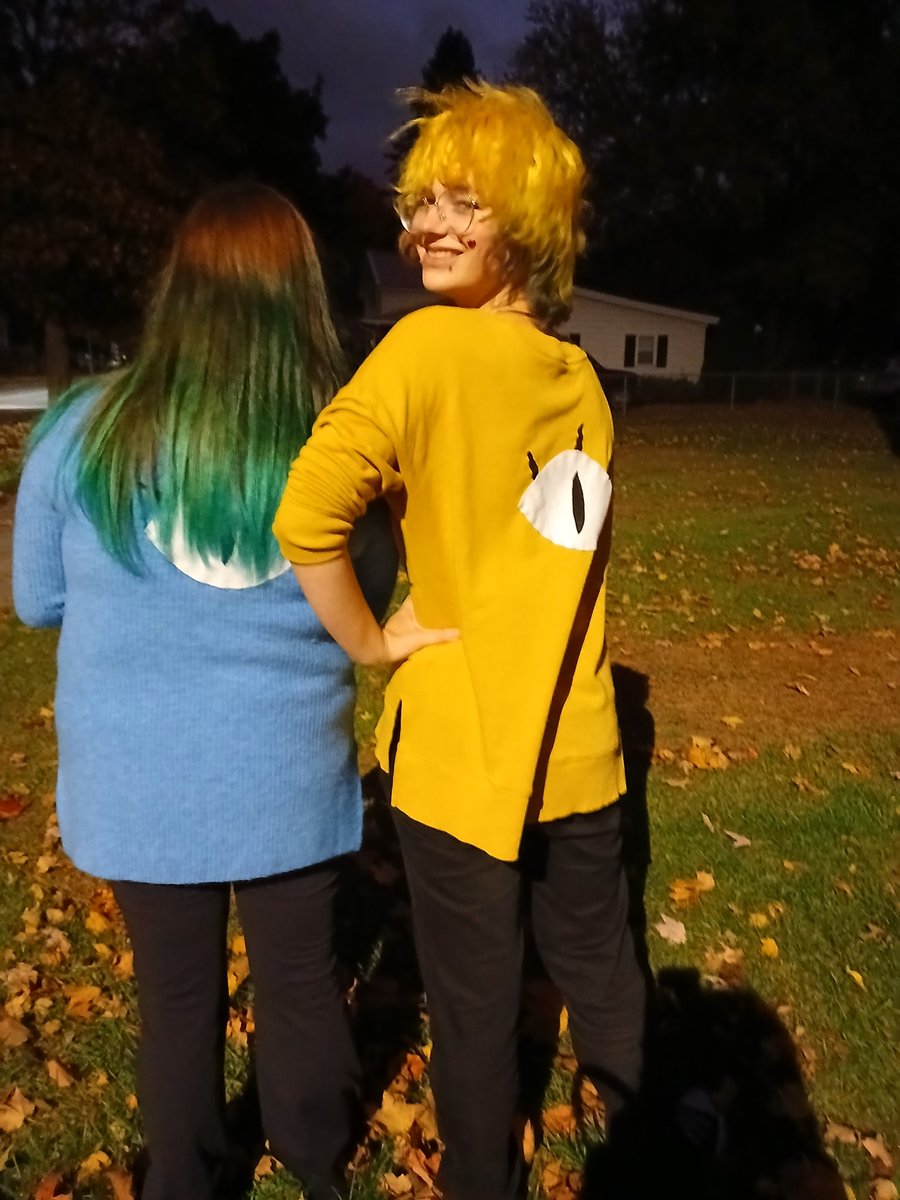 RoyalMistake404's tweet photo. @_AlexHirsch My boyfriend and I as Bill and Will (with baby bill) handmade sweaters and painted jack-o-melons! https://t.co/m85TGL0sd5