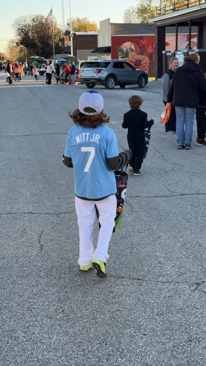 jaredrobinson82's tweet photo. Jase wanted to be his favorite player @BwittJr for Halloween https://t.co/Yr3oyz0Ane