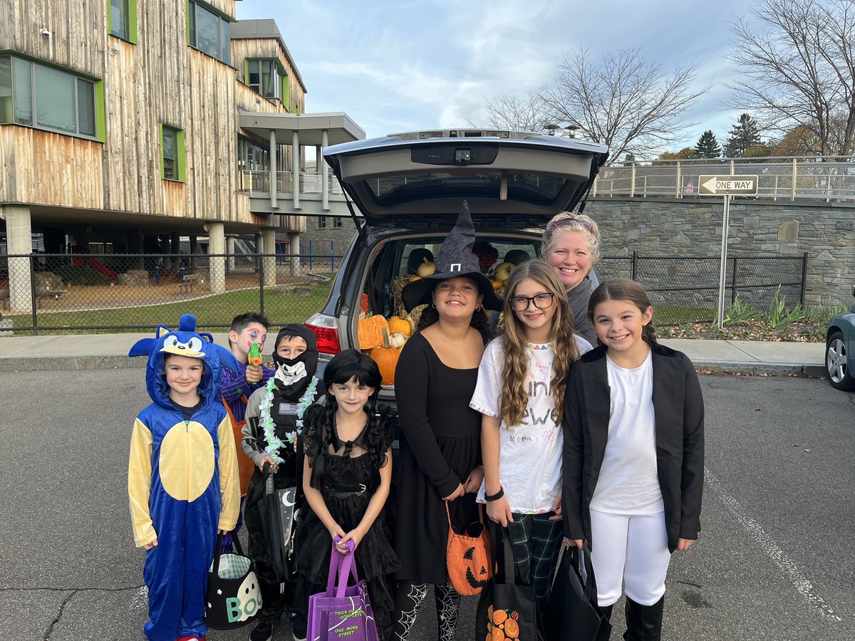 _NVanderpool's tweet photo. 3of5 Successful night of ghouls and goblins at MacArthur’s Trunk-or-Treat! Thank you to our community partners, staff, parents and MacArthur PTA for making the event our best one yet! We couldn’t ask for better weather! 🎃👻 #BPatriotProud #MacOnBoard @BinghamtonCSD @PaulVVesci https://t.co/ojh7epfEqm