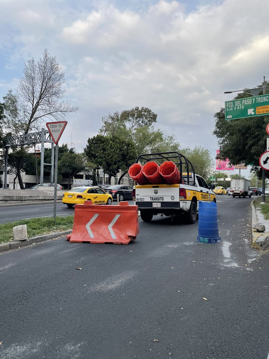 rauldem's tweet photo. Harry Potter y el misterio de porqué personal de tránsito bloquea las entradas a carriles centrales de viaducto direc. Aeropuerto @OVIALCDMX y claro nula presencia de @SSC_CDMX para cuidar la lateral de posibles atracos @UCS_GCDMX https://t.co/2zejGVPFqa