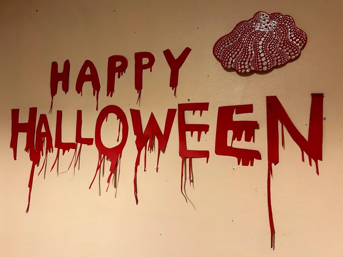 トリックorトリート(友人が日本から来ていて嬉しい)(手作りハロウィン血文字4年ぶりに発見) 