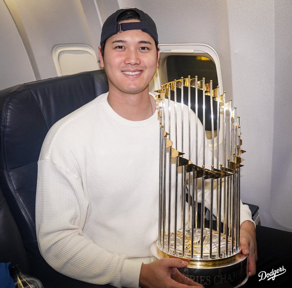 30R9gmaMUy3guDJ's tweet photo. ドジャースは明日、優勝パレードを実施🏆

日本時間11月2日午前3時〜
ロサンゼルス市庁舎からパレードスタート

2020年ワールドチャンピオンの時はコロナ禍でパレードは実施できず...

1988年以来36年ぶりのパレードとなります！

📷@Dodgers #大谷翔平 https://t.co/RFaquOgQjV