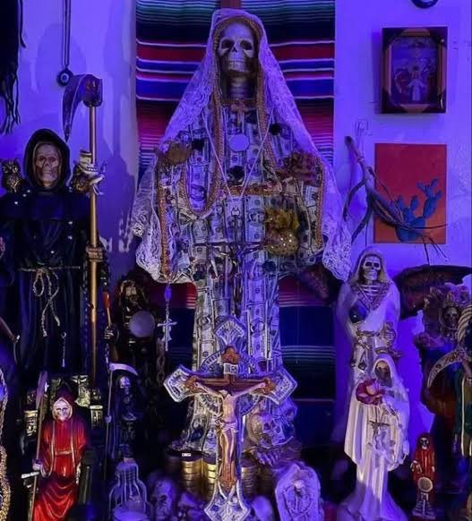 サンタムエルテ降臨祭
11/1

Doña Blanca
La Muerte Misma

あなたの前で私は祈る
暗闇の中で私は迷う事なくあなたを見る事が出来る

蝋燭とマリーゴールド
あなたの好むタバコとテキーラ
良い香りのインセンス

サンタムエルテを迎えよう