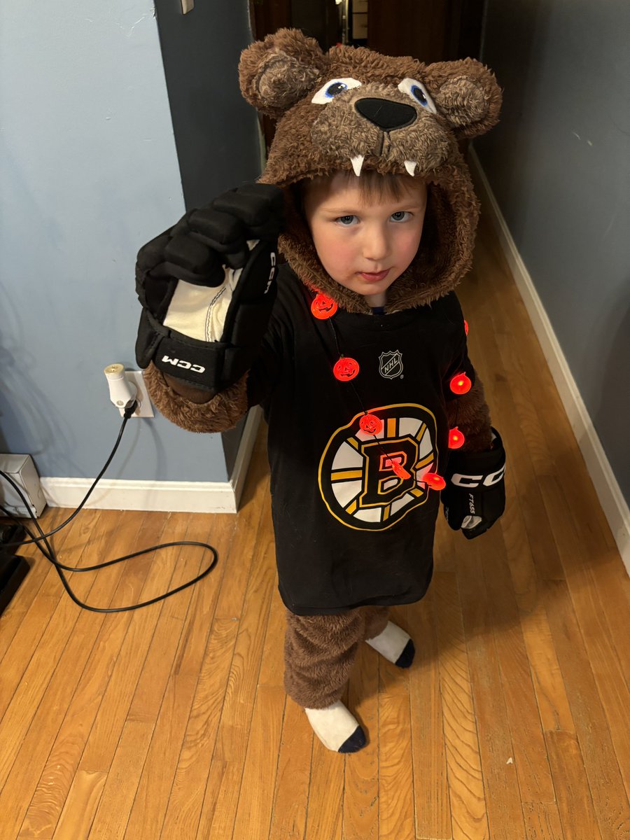 Chaggin10's tweet photo. Wouldn’t be Halloween without Blades coming out! All Ollie has wanted was to be the @NHLBruins mascot for Halloween! 

Had a blast! https://t.co/0TNZyLJGOY