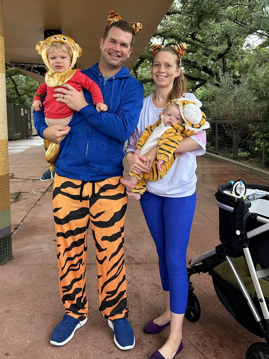 JonathanABC13's tweet image. 🎶 it's a beautiful day in the neighborhood 🎶  Happy Halloween from the Tiger family!