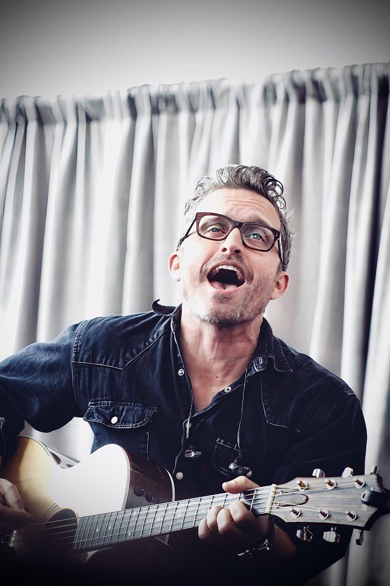 qabriels's tweet photo. Re-Edit; @RobBenedict; Louden Swain Vendor’s Room Jam #spnpitt 2018 🧡 https://t.co/C2T55VBTEF