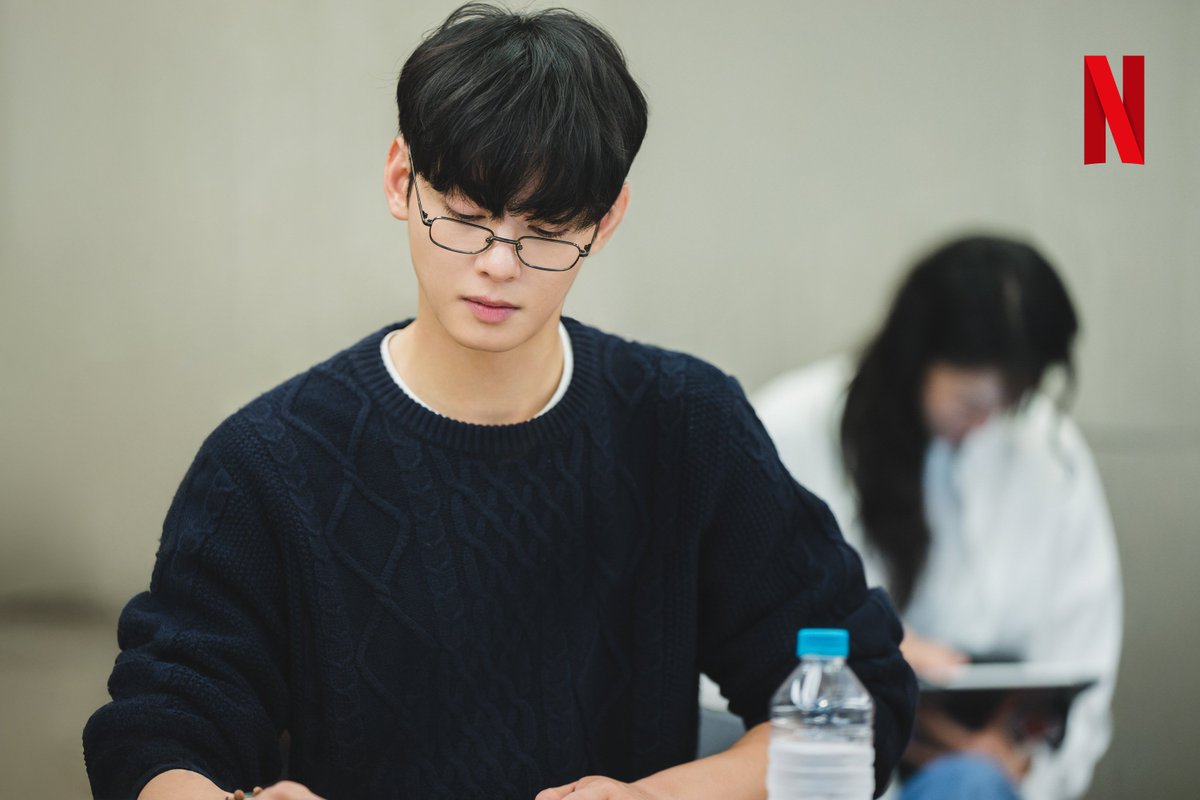 NetflixKR's tweet photo. 종말론이 득세하던 1999년, 동네 허당들에게 초능력이 생겼다..? 

해성시의 평화를 위해 싸우는 어설픈 초능력자들의 코믹 액션 어드벤처 <더 원더풀스>. <이상한 변호사 우영우> 유인식 감독, 박은빈, 차은우, 김해숙, 최대훈, 임성재, 손현주가 함께합니다. 오직 넷플릭스에서. https://t.co/oBj2P122kx