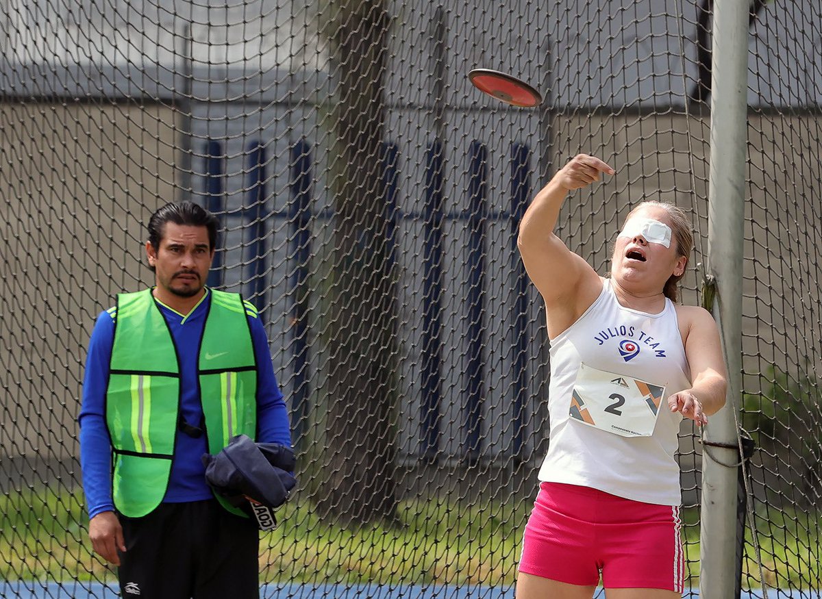 conadeoficial's tweet image. ¡𝗟𝘂𝗰𝗲𝗻 𝗲𝗻 𝗽𝗶𝘀𝘁𝗮 𝘆 𝗰𝗮𝗺𝗽𝗼! 🏃🏻‍♀️🏃🏻

Más de 100 deportistas, de 13 estados, compiten en el Nacional de Para Atletismo de Ciegos y Débiles Visuales, en el #CNAR, con miras a integrar la selección que representará a México 🇲🇽 en las justas internacionales de 2025.
