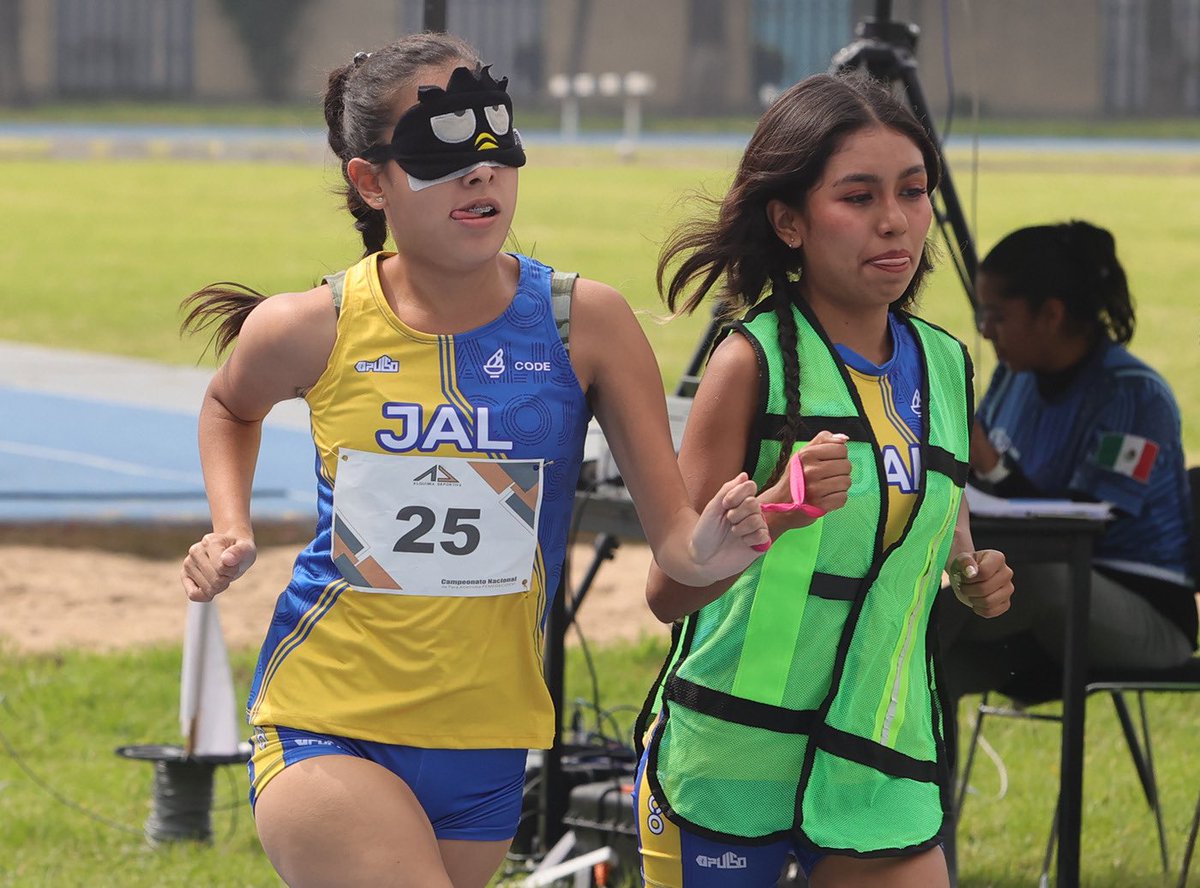 conadeoficial's tweet image. ¡𝗟𝘂𝗰𝗲𝗻 𝗲𝗻 𝗽𝗶𝘀𝘁𝗮 𝘆 𝗰𝗮𝗺𝗽𝗼! 🏃🏻‍♀️🏃🏻

Más de 100 deportistas, de 13 estados, compiten en el Nacional de Para Atletismo de Ciegos y Débiles Visuales, en el #CNAR, con miras a integrar la selección que representará a México 🇲🇽 en las justas internacionales de 2025.