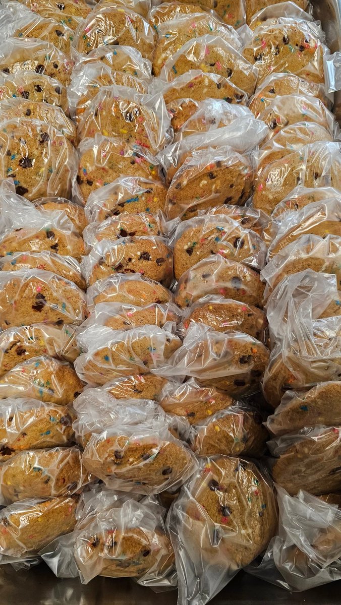 Iboja Monar (@monaribby) on Twitter photo Trick or treat! 🍪
Handed out 720 cookies today as a Halloween treat in Adam Elementary ❤️
It was a wonderful surprise for all the kids who bought lunch today.
<a href="/AdamElementary/">Adam Elementary</a> #WeAreAdam #ServingFoodAndLoveWithCare <a href="/PowerUpCafe/">Cy-Fair Nutrition</a> Trick or treat! 🍪
Handed out 720 cookies today as a Halloween treat in Adam Elementary ❤️
It was a wonderful surprise for all the kids who bought lunch today.
<a href="/AdamElementary/">Adam Elementary</a> #WeAreAdam #ServingFoodAndLoveWithCare <a href="/PowerUpCafe/">Cy-Fair Nutrition</a>