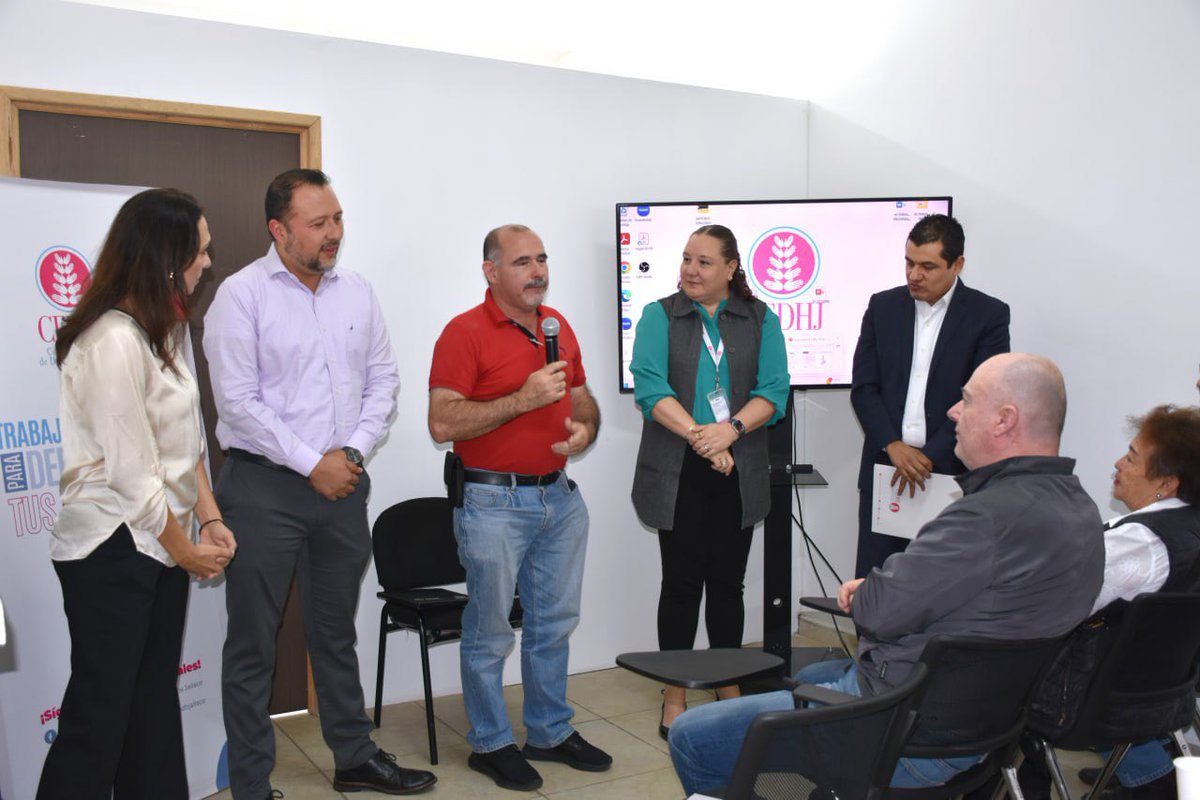 CEDHJ's tweet photo. El @salmejalisco fue el encargado de diseñar y proporcionar herramientas para que el personal esté preparado en la atención de situaciones de crisis y en la prestación de primeros auxilios psicológicos 🩹⛑️ para las personas usuarias de los servicios de la defensoría. https://t.co/GjSBKonLc3