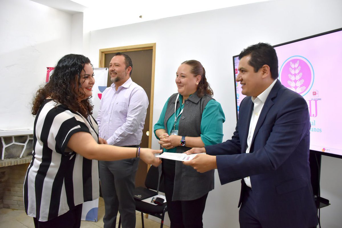 CEDHJ's tweet photo. El @salmejalisco fue el encargado de diseñar y proporcionar herramientas para que el personal esté preparado en la atención de situaciones de crisis y en la prestación de primeros auxilios psicológicos 🩹⛑️ para las personas usuarias de los servicios de la defensoría. https://t.co/GjSBKonLc3