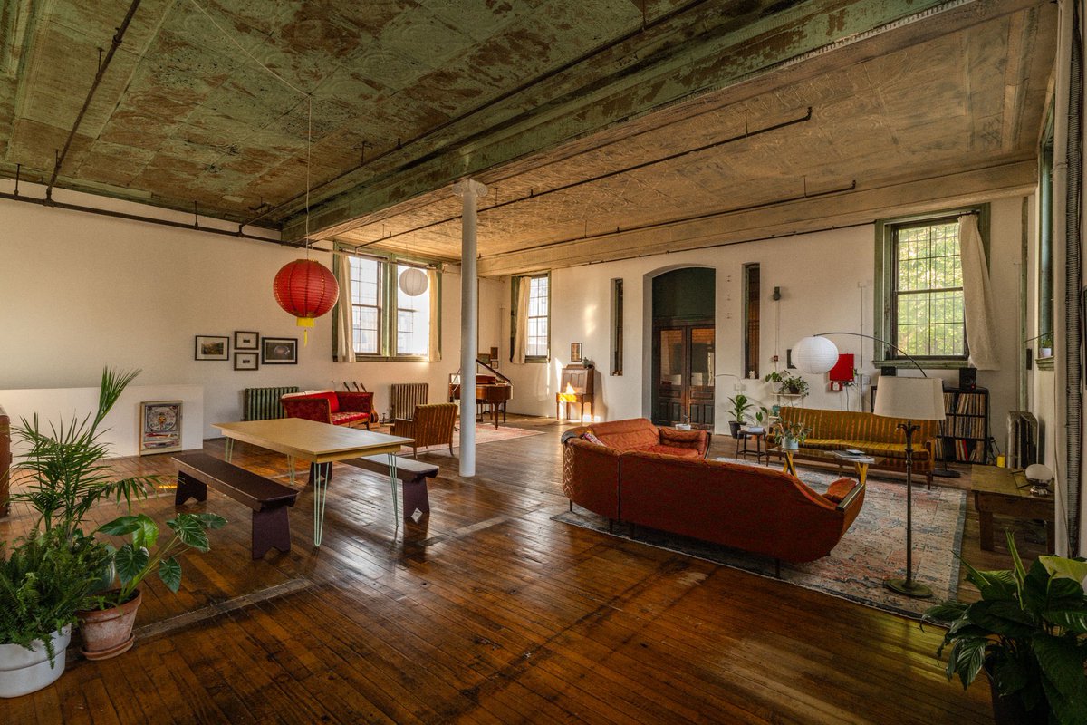 Zillow Gone Wild 🏡 tweet media