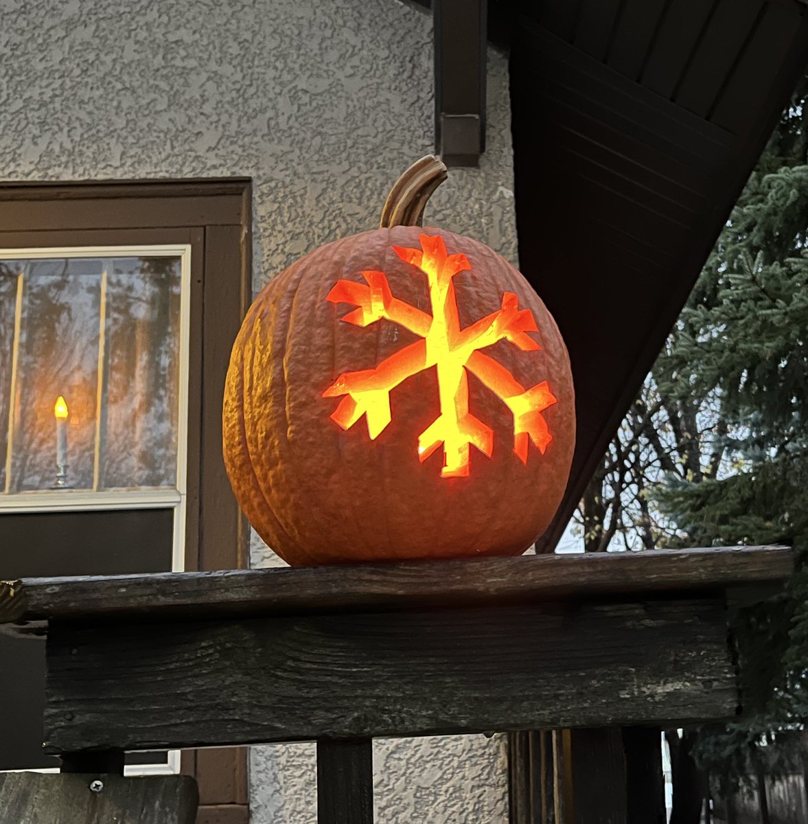 I always seem to wait for the last minute to carve a pumpkin 🎃. This year the weather inspired me ❄️ #HalloweenBlizzard #1991 #Minnesota