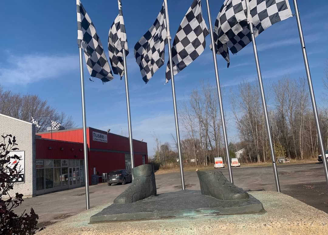 bertrandgodin77's tweet photo. On aura tout vu...La statue de Gilles Villeneuve volée devant le musée en son honneur.  Quelle tristesse...

#GillesVilleneuve #volstatue https://t.co/SvAEO58199