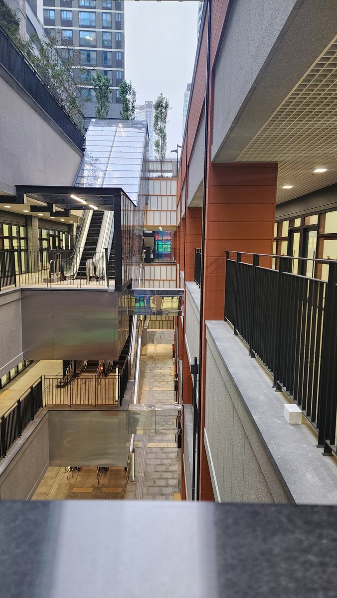 도시의 콘크리트 건물사이에서
가끔은 하늘을 본다면~~
목 운동도 되려나
(지하3층에서 올려본 11월 첫날~~)

(광교중앙역 인근 ㅡ 힐스테이트 지하3층)