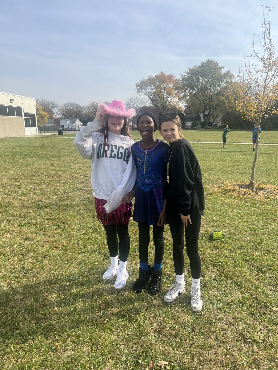 Kathy Cappuso (@kathycappuso) on Twitter photo It was a gorgeous fall day for our second LINKS Lunch <a href="/LarsonMS/">Larson Middle School</a>. Students enjoyed connecting with their friends outside of the classroom. #P2P It was a gorgeous fall day for our second LINKS Lunch <a href="/LarsonMS/">Larson Middle School</a>. Students enjoyed connecting with their friends outside of the classroom. #P2P