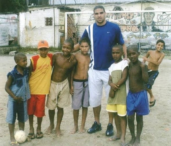 futnostalgico's tweet photo. Adriano Imperador e a criançada. 🤩

Nostálgico! https://t.co/llLcOCEJ9H