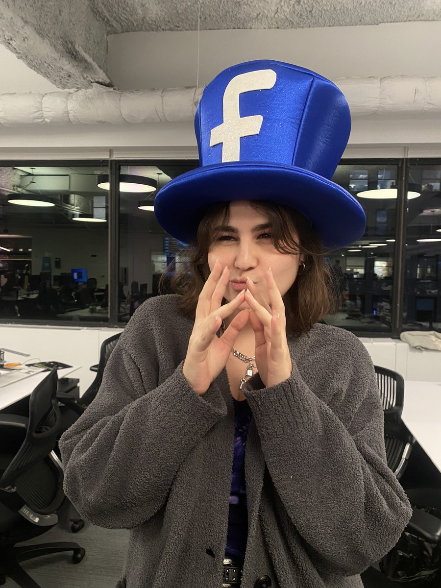 virtuallyvivi's tweet photo. i hate journalism halloween what do you mean you’re facebook deprioritizing news and making the lives of audience engagement editors a living hell? https://t.co/MezBql8svA