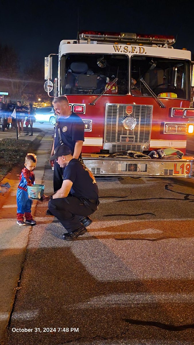 cityofwsfire's tweet photo. Ladder 19 crew out sharing Halloween treats! 🍬👻 https://t.co/INCaPzvn1B