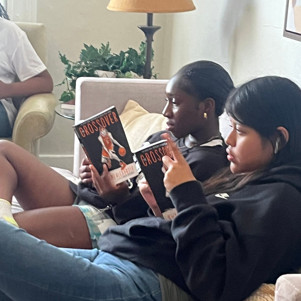 OaklandReads's tweet photo. 🧪 Brew up some literacy magic with our Oct. newsletter: https://t.co/D9mMkYblAU 🧙‍♀️ 
Read about: 
🎃 Harbor House's Ubuntu Labs summer camp success story
🎃 Fluency resources &amp; syllable practice guides on https://t.co/L79trGNxM3
🎃 Upcoming Events https://t.co/VEfQtBMvbl