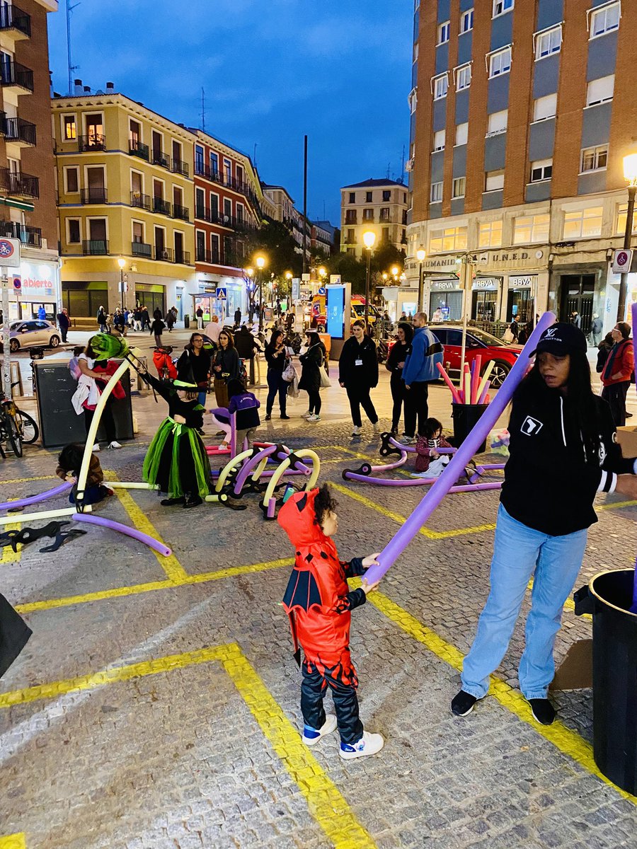 autores_teatro's tweet photo. @Joseaalba @RevistaGodot @AranMarta @AkaBcn @ubalditoarges @centrodramatico @EditFundamentos @KaPenichet @sreyesfotografo @wjg22 @fundacionsgae 👶 Los más pequeños también tuvieron su espacio en el taller de familia organizado por Criaturas Infinitas, donde la creatividad no tuvo límites.

#25SILT https://t.co/L33nerM8oN