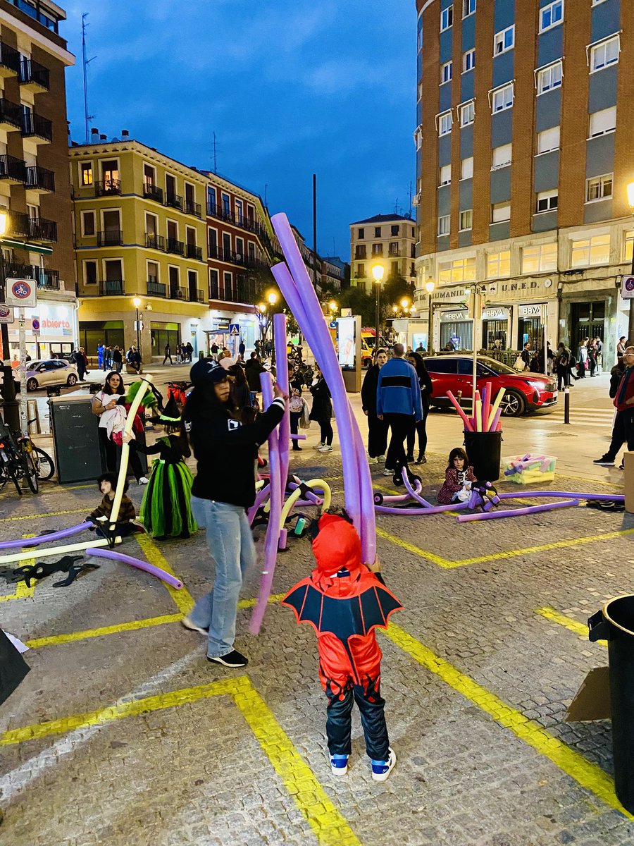 autores_teatro's tweet photo. @Joseaalba @RevistaGodot @AranMarta @AkaBcn @ubalditoarges @centrodramatico @EditFundamentos @KaPenichet @sreyesfotografo @wjg22 @fundacionsgae 👶 Los más pequeños también tuvieron su espacio en el taller de familia organizado por Criaturas Infinitas, donde la creatividad no tuvo límites.

#25SILT https://t.co/L33nerM8oN