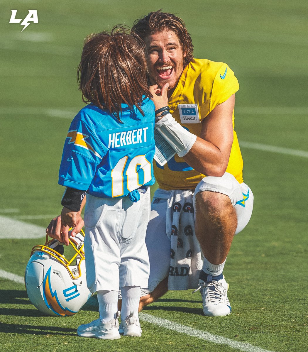 chargers's tweet photo. 10/10 costume https://t.co/Tqk2MnpF3i