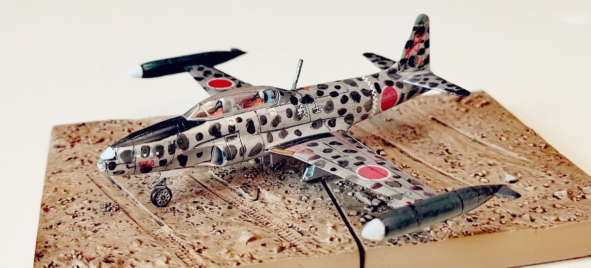zhxhrzs's tweet photo. 1/144、日帝総軍、改造夜戦「清光」。 この機は私の小説の中のオリジナル機で、原型はT-33A練習機です。 機首には機関砲が2つ装備され、翼先サブタンクはRadar Podに変更された。#架空戦記 #架空機 #workwar #p80 #t33 #t33A https://t.co/VN8VGFs5TO