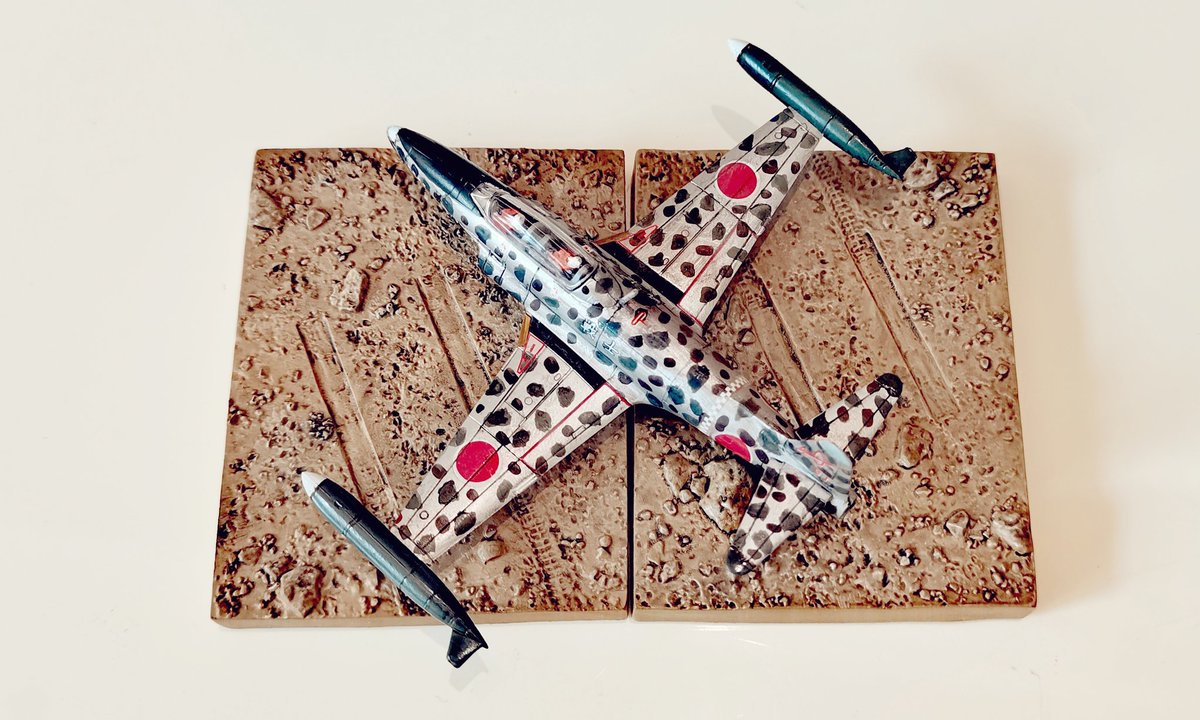 zhxhrzs's tweet photo. 1/144、日帝総軍、改造夜戦「清光」。 この機は私の小説の中のオリジナル機で、原型はT-33A練習機です。 機首には機関砲が2つ装備され、翼先サブタンクはRadar Podに変更された。#架空戦記 #架空機 #workwar #p80 #t33 #t33A https://t.co/VN8VGFs5TO